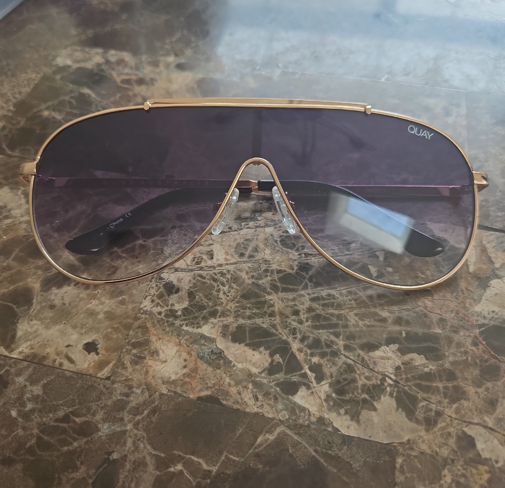 QUAY AUSTRALIA Quay x JLo El Dinero Gold/Black Fade One, Used Great Condition.